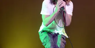 Chris Cornell, pergi untuk selamanya dan menjadi luka yang mendalam untuk orang-orang terdekat, seperti kerabat, sahabat, dan para penggemar. Kematian Chris yang terbilang mendadak ini sangat mengejutkan siapapun yang mendengarnya. (AFP/Bintang.com)