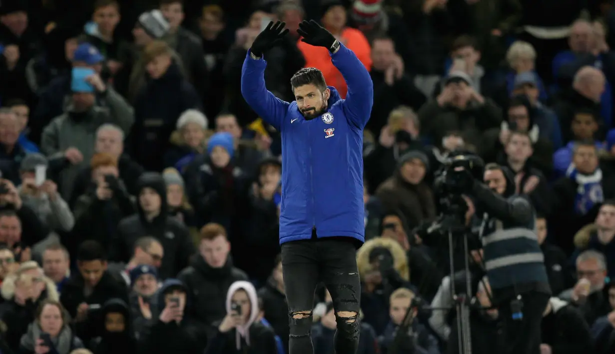 Penyerang baru Chelsea, Olivier Giroud menyapa fans saat perkenalan dirinya di Stamford Bridge di London (31/1). Giroud dikontrak Chelsea senilai 18 juta pound ($ 25 juta) dari Arsenal. AP Photo / Tim Irlandia)