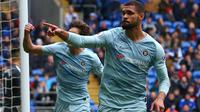 Gelandang Chelsea, Ruben Loftus-Cheek, merayakan gol yang dicetaknya ke gawang Cardiff pada laga Liga Inggris di Stadion Cardiff City, Wales, Sabtu (31//3). Cardiff kalah 1-2 dari Chelsea. (AFP/Geoff Caddick)