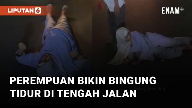 Aksi mengerikan dilakukan oleh seorang perempuan saat tiduran di tengah jalan