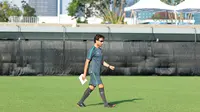 Pelatih Timnas Indonesia U-23, Luis Milla memimpin sesi latihan di Lapangan ABC Senayan, Jakarta (22/6/2018). Timnas melakukan persiapan untuk melawan Korea pada laga uji coba 23 Juni 2018. (Bola.com/Nick Hanoatubun)