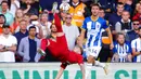 Pemain Liverpool Harvey Elliott melakukan tendangan salto ke gawang Brighton and Hove Albion pada pertandingan sepak bola Liga Premier Inggris di Anfield, Liverpool, Inggris, 1 Oktober 2022. Pertandingan berakhir imbang 3-3. (Peter Byrne/PA via AP)