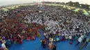 Ratusan ribu tamu undangan memadati acara kawin massal gratis yang dihelat di Surat, India, Minggu (6/12). Menurut kabar untuk 151 pasangan menghabiskan biaya sebesar 50 juta rupe atau Rp 10,3 miliar. (AFP PHOTO)