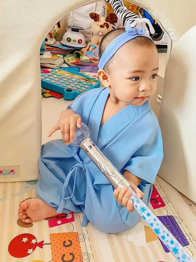 Bikin Gemas, Ini 6 Potret Alinea Putri Raditya Dika Saat Pakai Bandana Hingga Hijab