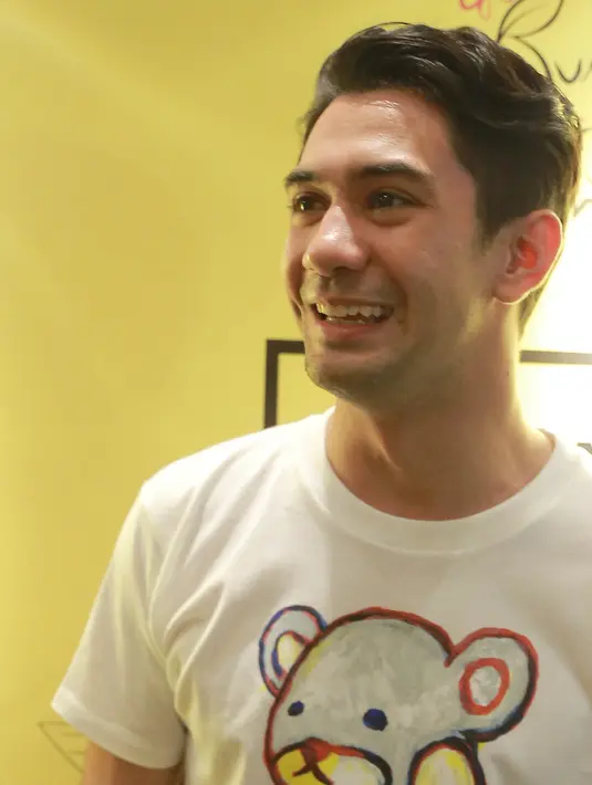 Reza Rahadian saat dijumpai di  Epicentrum Kuningan, Jakarta Selatan, Rabu (18/11/2015). Ketika itu ia memberikan pendapatnya mengenai film ‘Nay’ yang berani bercerita lewat pengalaman hidup dan diperankan oleh satu karakter. (Galih W. Satria/Bintang.com)