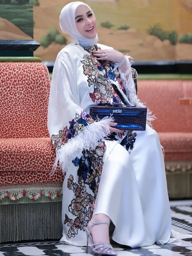 Pilihan Syahrini dengan Dress Warna Putih yang Elegan