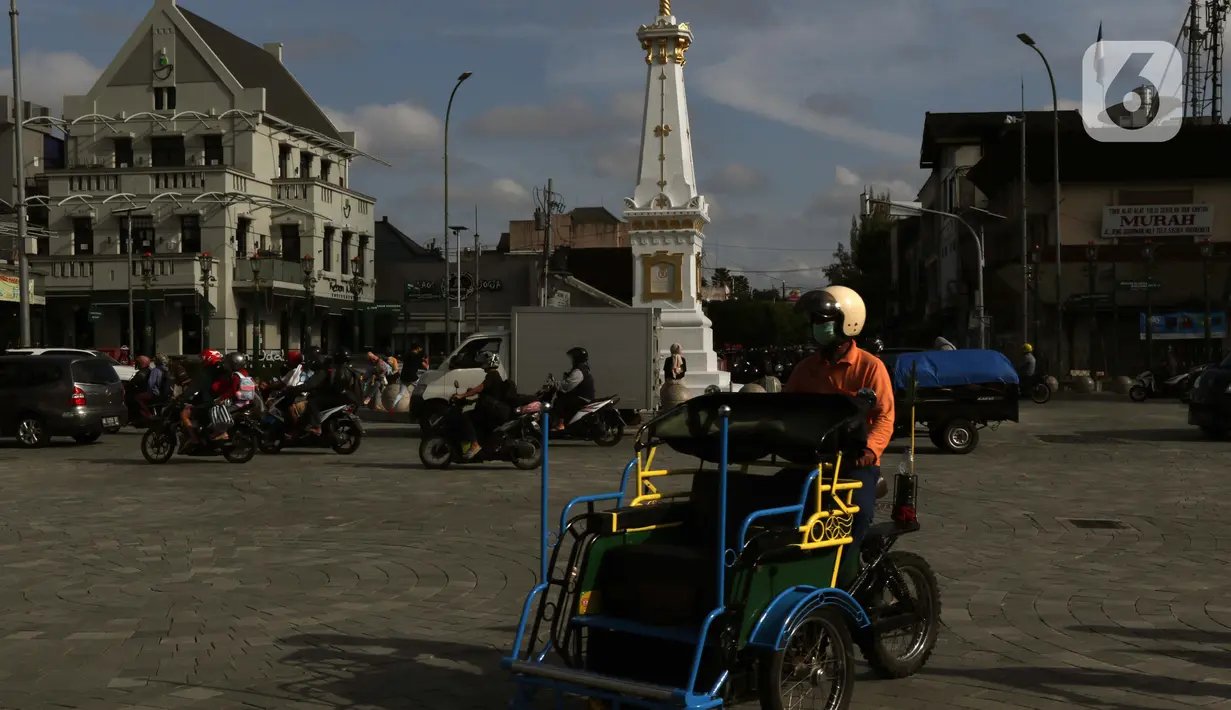 Pengemudi becak motor melintas di sekitar perempatan Tugu Pal Putih Yogyakarta, Sabtu (26/12/2020). Tugu yang dulunya bernama tugu Golong Gilig ini memiliki sejarah yang panjang dan menjadi salah satu keistimewaan kota Yogyakarta. (Liputan6.com/Helmi Fithriansyah)