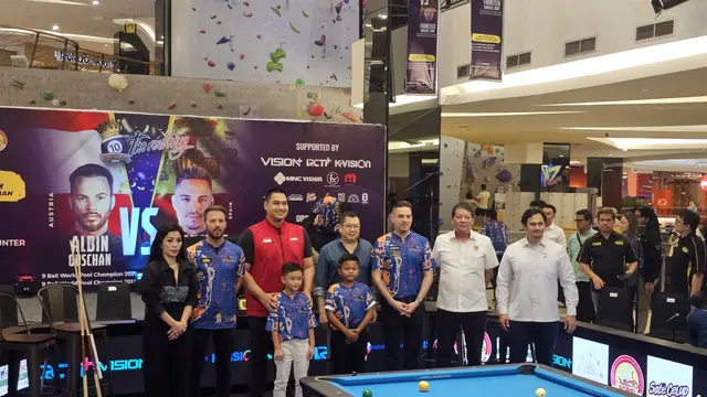 Menpora bersama dua juara dunia biliar