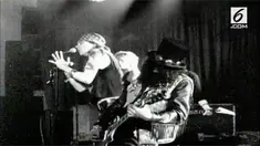 
Guns N' Roses akan menggelar konser pada 8 November 2018 di Jakarta. Ini merupakan konser kedua mereka di Indonesia. 