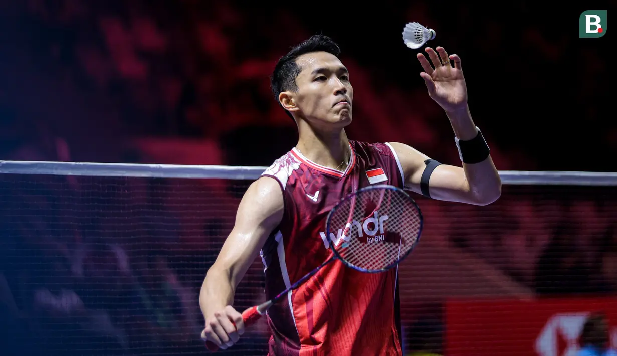 <p>Pebulu tangkis tunggal putra Indonesia, Jonatan Christie memungut kok dalam laga 32 besar Indonesia Open 2025 melawan wakil Singapura, Jia Heng Jason Teh di Istora Senayan, Jakarta, Selasa (03/06/2025). (Bola.com/Bagaskara Lazuardi)</p>