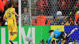 Artem Milevskiy. Eks striker Ukraina yang belum lama pensiun pada September 2021 ini menjadi pemain kedua yang melakukan eksekusi penalti dengan gaya Panenka di Piala Dunia. Momen itu terjadi saat Ukraina menang melalui adu penalti 3-0 (0-0) atas Swiss pada babak 16 besar Piala Dunia 2006 (26/6/2006) di Jerman. Sebagai penendang kedua, eksekusi penalti Panenka-nya mampu memperdaya kiper Swiss, Pascal Zuberbuhler. (AFP/Odd Andersen)