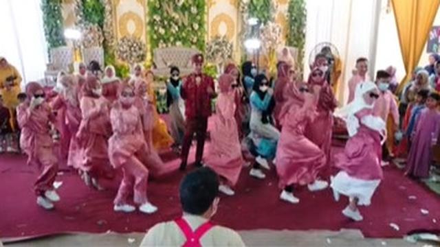 Viral Flashmob Joget Tiktok di Acara Pernikahan, Kocak Curi Perhatian