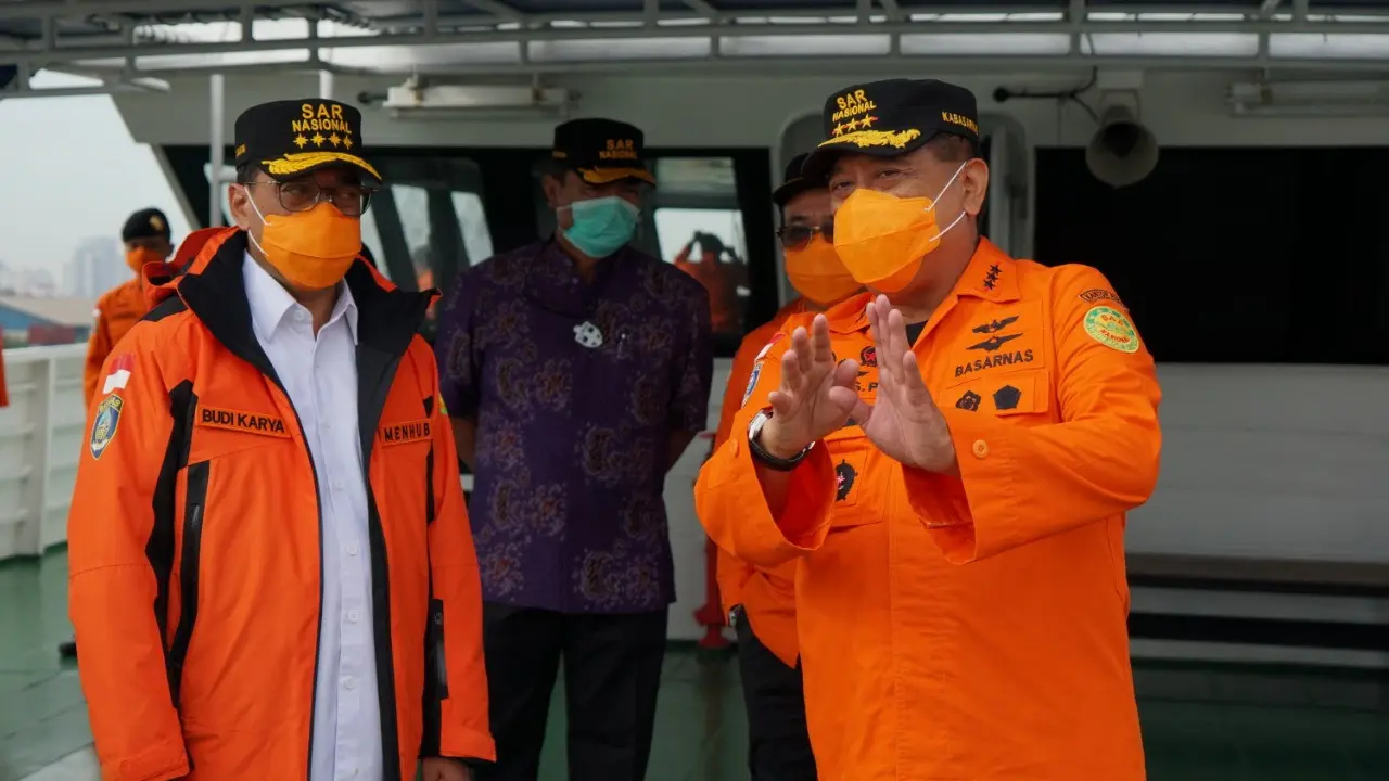 Menhub Budi Karya meninjau kapal KN SAR Wisnu 103 di dermaga Ex Inggom, Tanjung Priok pada hari Jumat (27/11/20). (Istimewa)