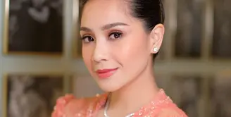 Menyesuaikan warna kebayanya, Marlene tampak mengaplikasikan eyeshadow, blush on, dan lipstik nuansa peach yang membuat wajah Nagita terlihat lebih clean dan segar. Penampilannya kian elegan dengan tatanan rambut sleek updo oleh hair stylist @woko_s. [@marlenehariman].