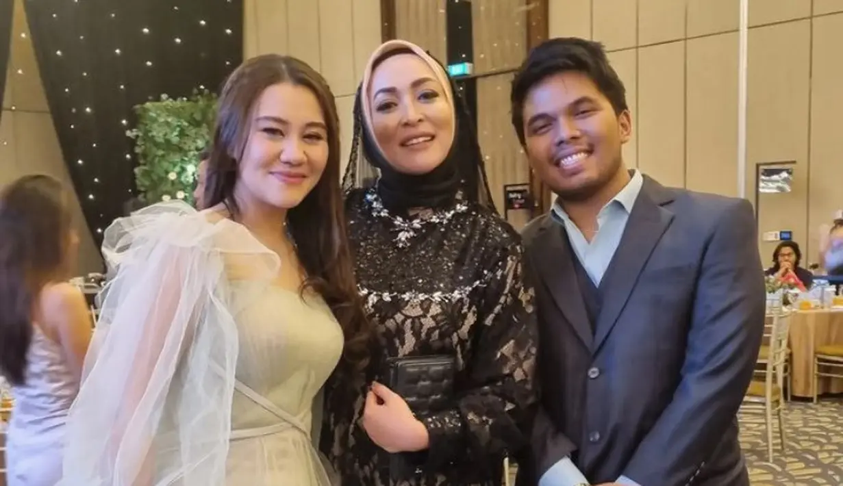 Angelina Sondakh pun cukup dekat dengan putri sambungnya Aaliyah Massaid. Setelah Angeline keluar dari penjara, keduanya semakin akrab seperti pergi ke pesta bersama dengan mengenakan gaun yang indah. [@angelinasondakh09]