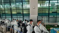 WNA China tiba di Bandara Soekarno-Hatta. (Liputan6.com/Pramita Tristiawati)