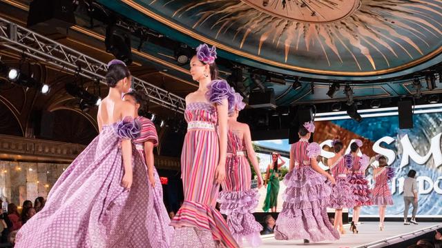 Fashion show batik rancangan Novie Sasmita di ajang bergengsi New York Fashion Week 2022