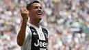 Striker Juventus, Cristiano Ronaldo, merayakan gol yang dicetaknya ke gawang Sassuolo pada laga Serie A di Stadion Juventus, Turin, Minggu (16/9/2018). CR 7 cetak dua gol, Juve menang 2-0 atas Sassuolo. (AFP/Miguel Medina)