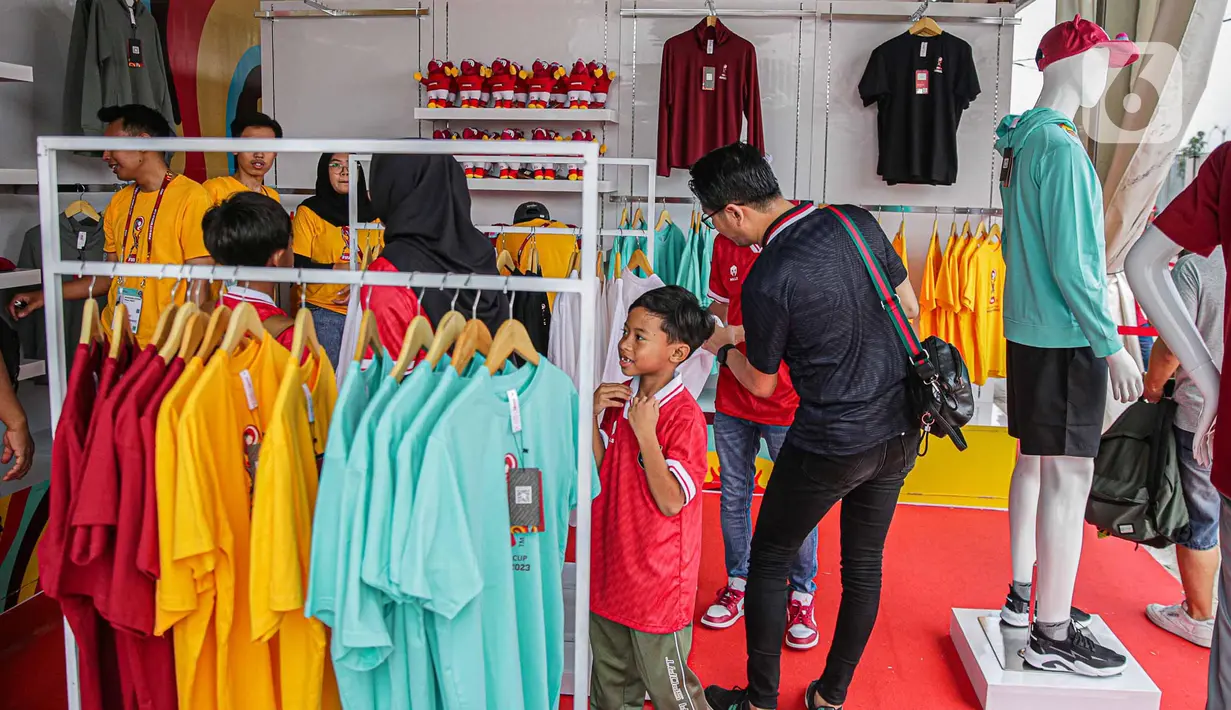 Beragam suvenir mulai dari pakaian hingga boneka maskot Piala Dunia U-17 Indonesia 2023 dijual di gerai resmi. (Liputan6.com/Faizal Fanani)