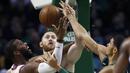 Pebasket Boston Celtics, Aron Baynes dan Jayson Tatum, berusaha menghadang pebasket Phoenix Suns, Greg Monroe, pada laga NBA di Stadion TD Garden, Boston Minggu (3/12/2017). Boston Celtics menang 116-111 atas Phoenix Suns. (AP/Michael Dwyer)