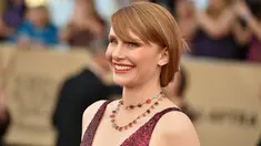 Aktris Bryce Dallas Howard menghadiri ajang Screen Actors Guild (SAG) Awards di Los Angeles, Minggu (29/1). Bryce dinominasikan pada SAG Awards 2017 untuk film Black Mirror. (Jordan Strauss/Invision/AP)