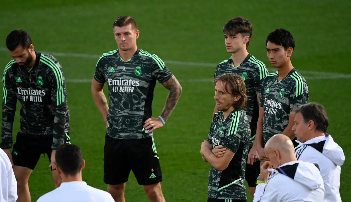Gelandang Real Madrid Luka Modric (tengah) mengambil bagian dalam sesi latihan jelang menjamu Celtic pada matchday terakhir Grup F Liga Champions di Valdebebas, pinggiran Madrid, Selasa (1/11/2022). Madrid saat ini memimpin Grup F dengan 10 poin, diikuti RB Leipzig (9), Shakhtar Donetsk (6), dan Celtic (2). (PIERRE-PHILIPPE MARCOU / AFP)