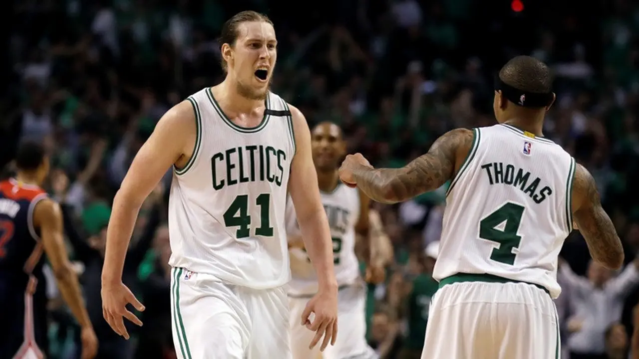 Kelly Olynyk dan Isaiah Thomas.