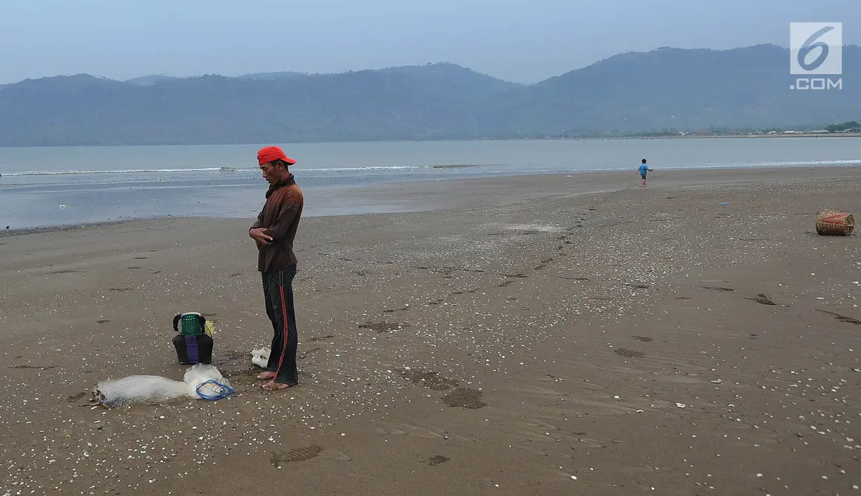 Pencari ikan menunaikan salat asar di bibir Pantai Palangpang, Ciletuh, Sukabumi, Jabar, Minggu (22/9). Kendati hanya memperoleh Rp 25 ribu per hari, pria tersebut tetap bersyukur dengan menjalankan kewajibannya kepada Tuhan. (Merdeka.com/Arie Basuki)