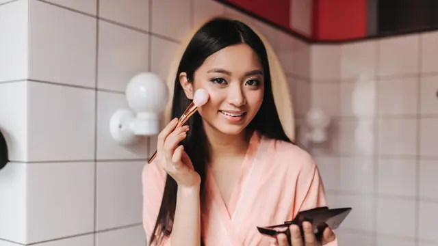 6. Tambahkan Blush agar Wajah Tidak Terlihat Flat