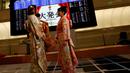 Gadis-gadis cantik berkimono saat memeriahkan pembukaan tahun baru Bursa Efek Tokyo (TSE), Tokyo (4/1). (Reuters/Kim Kyung-Hoon)