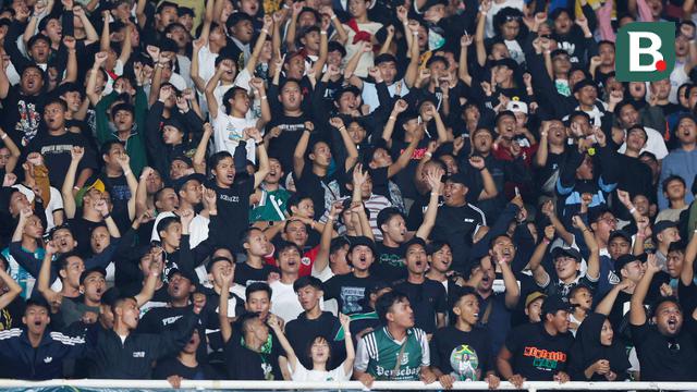 Foto: Momen Bonek Guncang SUGBK, Pemandangan Indah Suporter Liga Indonesia