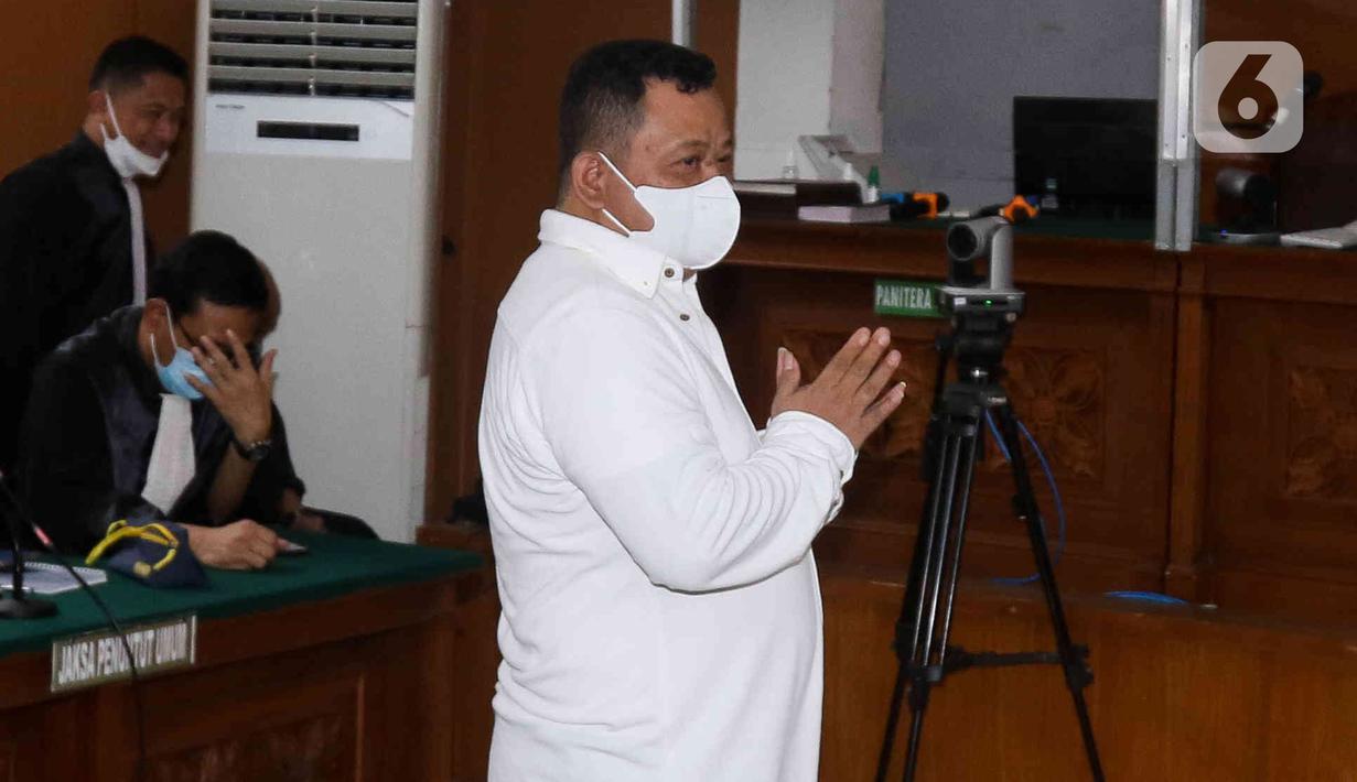 Terdakwa kasus dugaan pembunuhan berencana Brigadir Yosua, Kuat Ma'ruf bersiap mengikuti sidang lanjutan di PN Jakarta Selatan,Selasa (14/2/2023). Tuntutan dengan hukuman 8 penjara diberikan JPU berdasarkan dakwaan premier Pasal 340 dan Pasal 55 ayat (1) ke-1 KUHP. Hukuman itu lebih ringan dibandingkan dengan hukuman maksimal yang mencapai pidana mati. (Liputan6.com/Herman Zakharia)