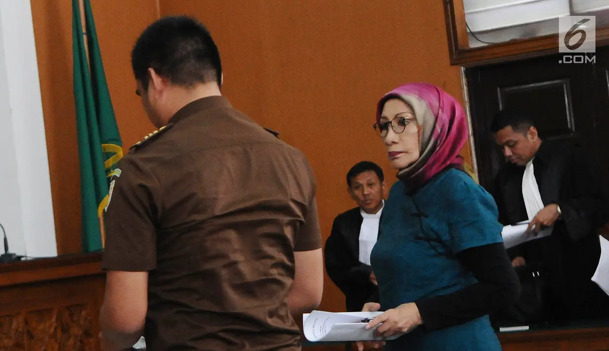 Terdakwa kasus dugaan penyebaran berita bohong Ratna Sarumpaet (kanan) saat menjalani sidang lanjutan di PN Jakarta Selatan, Selasa (12/3). Sidang mendengar tanggapan JPU atas nota keberatan yang disampaikan pengacara Ratna. (Liputan6.com/Herman Zakharia)