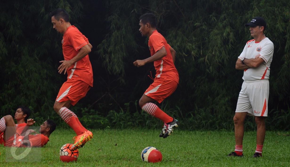 Pelatih Persija, Paulo Camargo (kanan) melihat latihan fisik pemainnya di NYTC Sawangan, Depok (24/2/2016). Latihan ini persiapan Persija mengarungi turnamen Piala Bhayangkara dan Indonesia Super Competition (ISC) 2016. (Liputan6.com/Helmi Fithriansyah)
