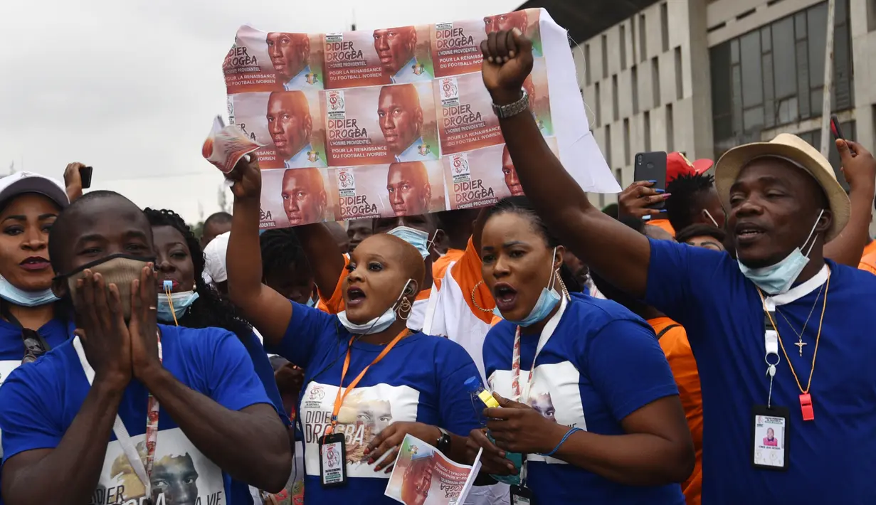 Pendukung Didier Drogba saat di lokasi pendaftaran pencalonan presiden federasi sepakbola Pantai Gading di Abidjan, Minggu (2/8/2020). Pria berusia 42 tahun itu akan bersaing dengan empat calon lainnya. (AFP/Sia Kambou)