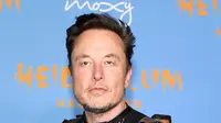 Elon Musk berpose saat menghadiri Pesta Halloween Tahunan ke-21 Heidi Klum di Sake No Hana di Moxy Lower East Side di New York City pada 31 Oktober 2022.  Meskipun harganya fantastis, kostum yang dikenakan pebisnis yang baru saja menjadi CEO Twitter itu juga bisa disewa dengan harga 1.000 dollar (sekitar 15juta rupiah). (Noam Galai/Getty Images for Heidi Klum/AFP)