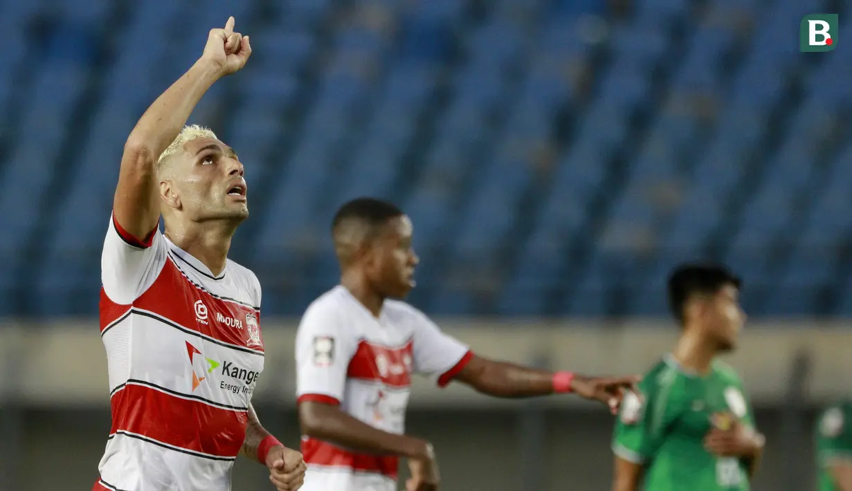 Jaimerson melepaskan tembakan dari sisi tengah pertahanan Madura United. Bola ditembakkan keras menyusur rumput ke arah kanan tiang gawang PSS Sleman tanpa bisa jangkau kiper. Skor berubah 2-1 untuk kemenangan Madura United. (Bola.com/M Iqbal Ichsan)