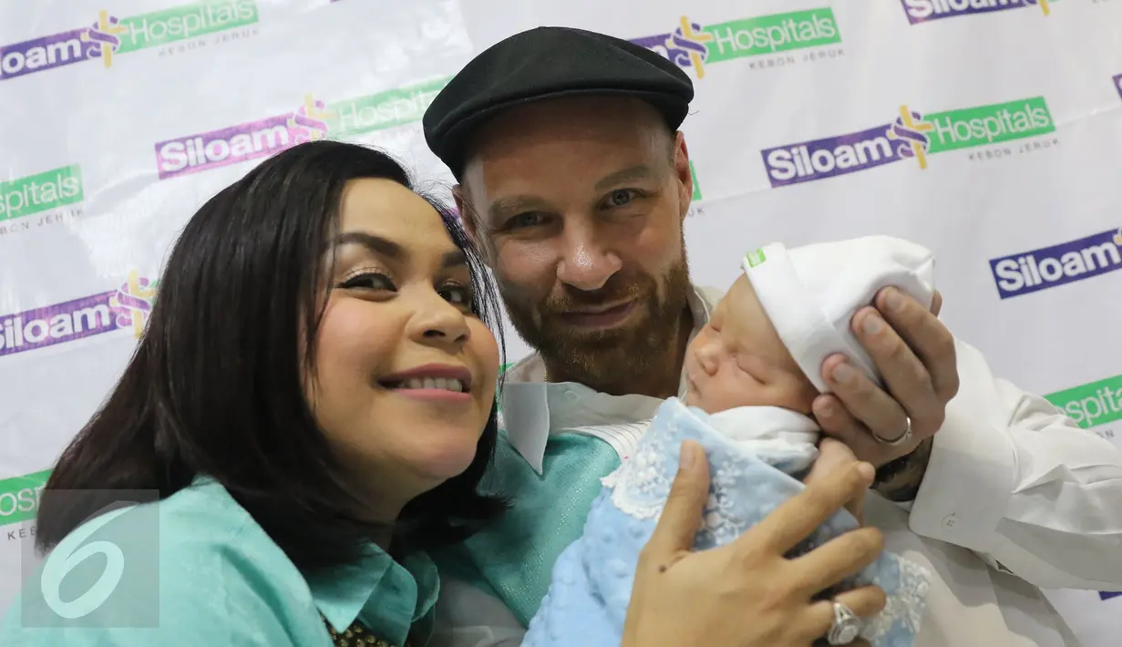 Melaney Ricardo bersama Tyson Lynch menggendong bayi laki-lakinya usai konferensi pers di RS Siloam Kebon Jeruk, Jakarta, Kamis (5/5). Melaney akan kembali beraktivitas dalam waktu normal ibu melahirkan, yakni 40 hari lagi. (Liputan6.com/Herman Zakharia)