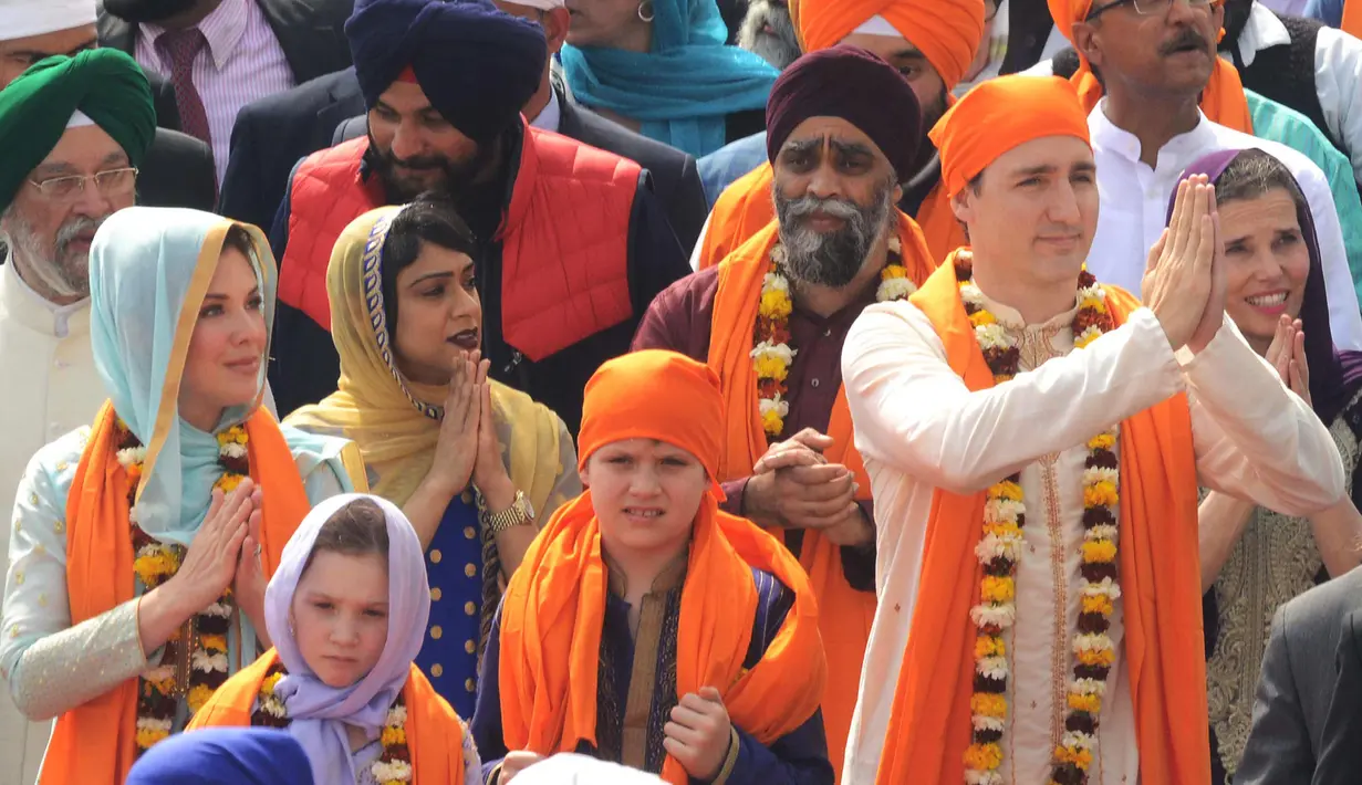 Perdana Menteri Kanada Justin Trudeau bersama dengan istrinya Sophie Gregoire kedua anaknya Ella-Grace  dan putra Xavier memberi hormat di Kuil Emas Sikh di Amritsar, India (21/2). (AFP Photo/Narinder Nanu)