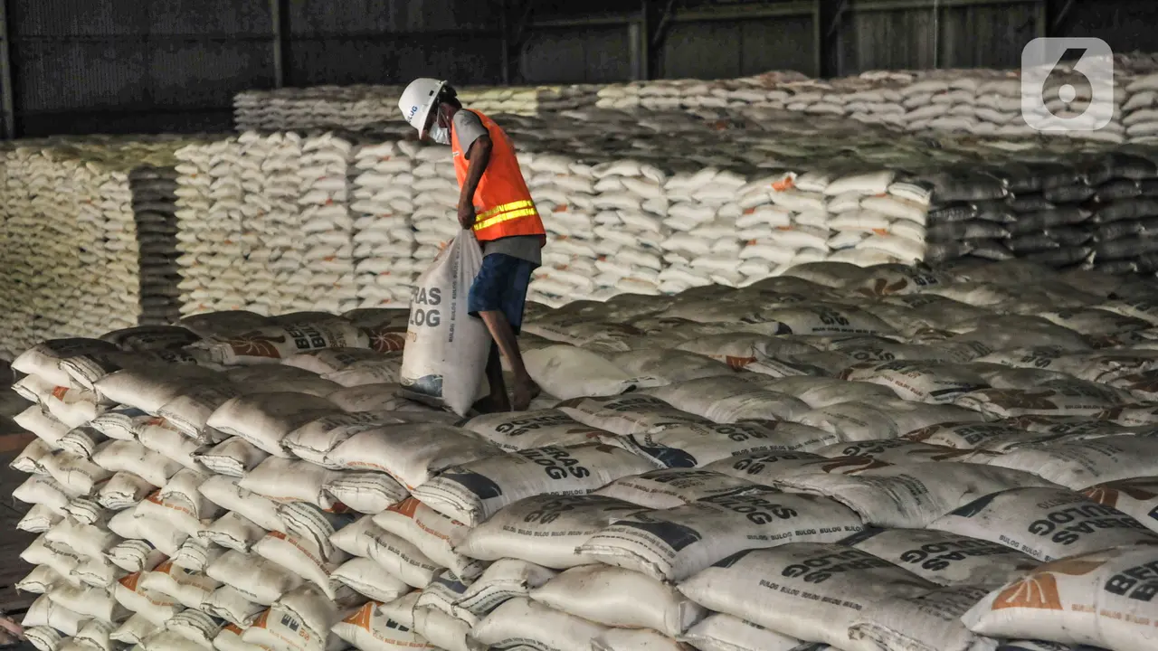Ratusan Ribu Ton Beras Tak Terpakai di Gudang Bulog