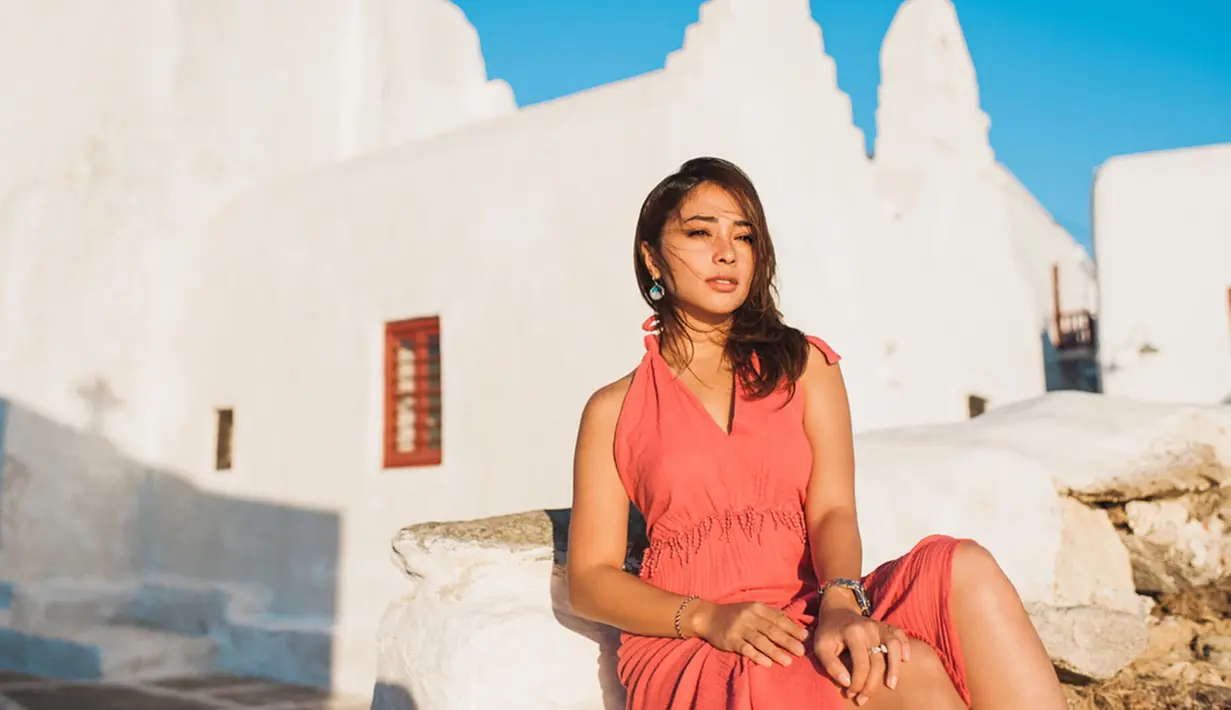 Mengenakan simple dress polos berwarna peach, Nikita Willy terlihat makin stylish. Terlebih, istri Indra Priawan ini tampil menawan dengan makeup natural. Gaya penampilannya ini menuai pujian.(Liputan6.com/IG/@nikitawillyofficial94)