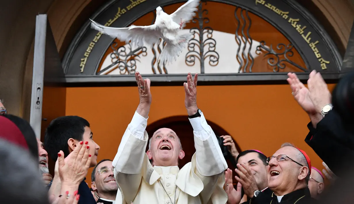 Paus Fransiskus meninggal dunia pada Senin, 21 April 2025. Ia mengembuskan napas terakhirnya pada usia 88 tahun di kediamannya di Casa Santa Marta, Vatikan. Tampak dalam foto, Paus Fransiskus (tengah) melepaskan burung merpati sebagai simbol perdamaian dalam sebuah pertemuan dengan komunitas Kasdim di Gereja Katolik St Simon Bar Sabbae di Tbilisi, 30 September 2016. (Vincenzo PINTO/AFP)