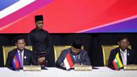 Presiden Prabowo Subianto bersama para kepala negara dan pemerintahan ASEAN menandatangani Deklarasi Kuala Lumpur. (Biro Pers Istana).
