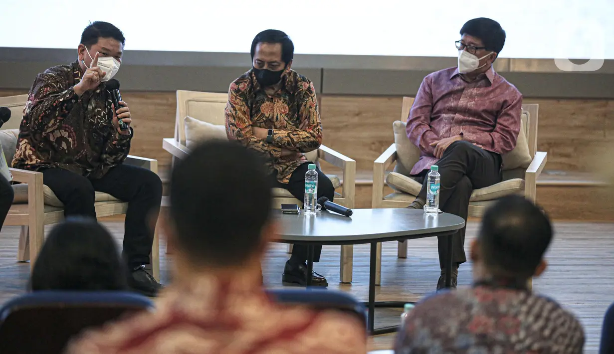 CEO MyRepublic Timotius Sulaiman (kiri)  berbicara saat hadir dalam MoU Kerja sama di Kantor Smartfren, Jakarta, Kamis (7/7/2022). Vidio mengumumkan kerja sama strategis dengan penyedia layanan internet MyRepublic dan Smartfren. (Liputan6.com/Faizal Fanani)