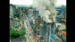 Wisma Kosgoro di Jalan MH Thamrin, Jakarta Pusat, hingga pagi ini masih keluarkan kebulan asap, Selasa (10/3/2015). (twitter.com/PjrbWagroup)