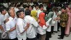 Menteri Pendayagunaan Aparatur Negara dan Reformasi Birokrasi (PAN-RB) Yuddy Chrisnandi (kanan) menyalami pegawai Kemenpan RB saat acara Halal Bihalal, Jakarta, Senin (11/7). (Liputan6.com/Johan Tallo)