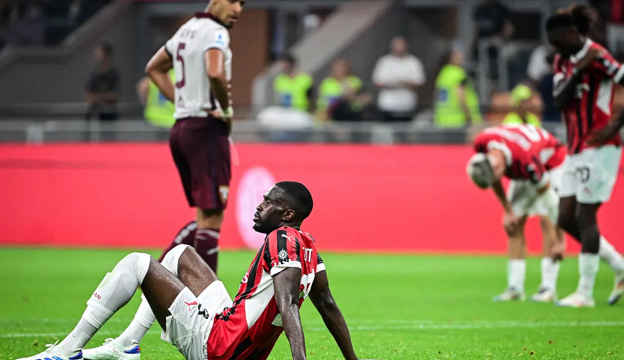 Ekspresi pemain belakang AC Milan, Fikayo Tomori di akhir pertandingan Serie A Italia melawan Torino di Stadion San Siro, Milan, pada Sabtu 17 Agustus 2024 atau Minggu (18/8/2024) dini hari WIB. (Piero CRUCIATTI/AFP)