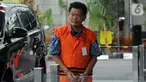 Kepala Satuan Kerja Balai Wilayah Sungai Sumatra (BWSS) VII Bengkulu Kementerian PUPR Edi Junaidi berjalan akan menjalani pemeriksaan lanjutan di Gedung KPK, Jakarta, Kamis (17/10/2019). Edi diperiksa sebagai tersangka penyuap eks Kasi Intel Kejati Bengkulu, Parlin Purba. (merdeka.com/Dwi Narwoko)
