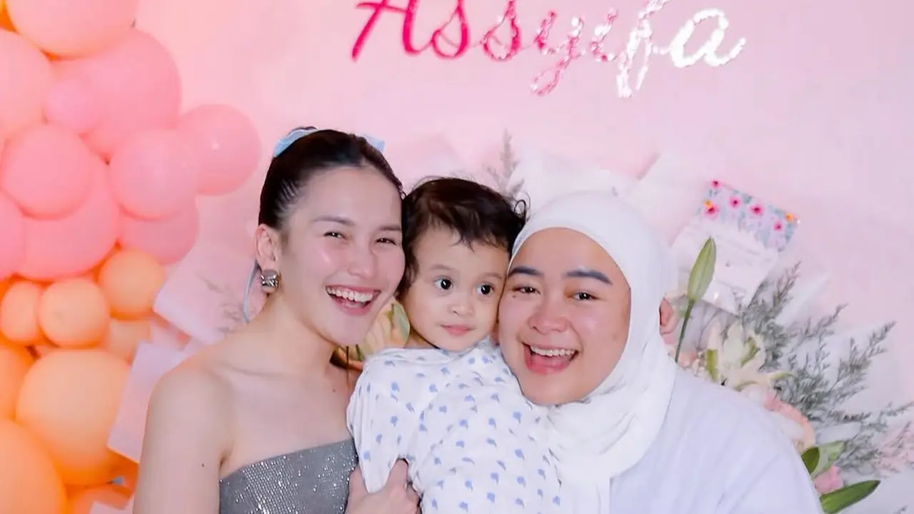 Ayu Ting Ting saat Berikan Kejutan Ulang Tahun Adiknya. [@ayutingting92]