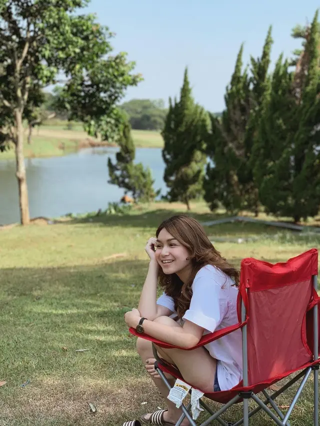 Main Sinetron Baru, Ini 7 Gaya Kasual Icha Nabilah Saat Liburan